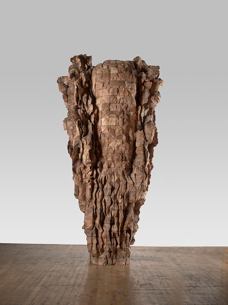 Ursula von Rydingsvard, COŚ, cedar and graphite, 2017, 110 x 52 x 35 inches. Artwork © Ursula von Rydingsvard. Photo by Bodycomb, courtesy of Ursula von Rydingsvard Studio, 2017.