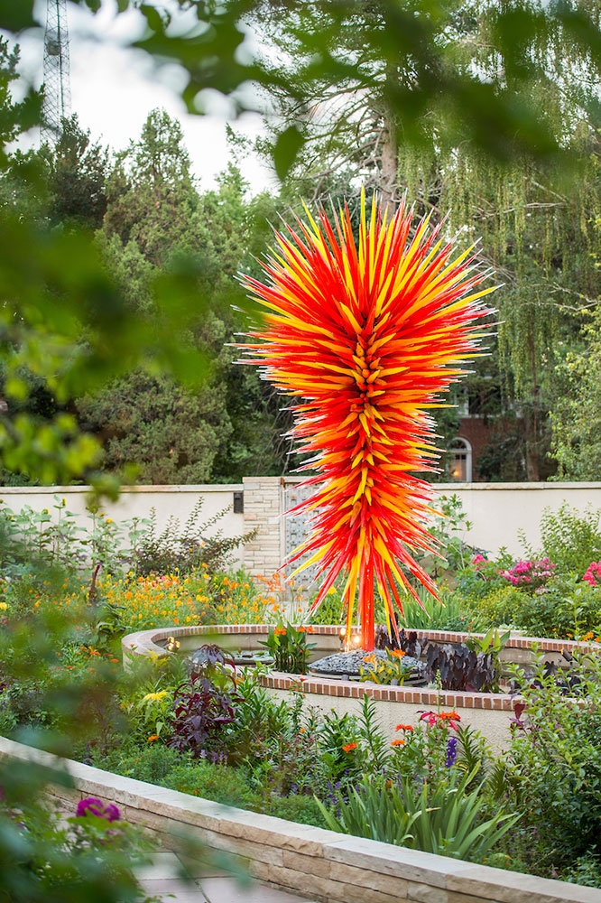 Dale Chihuly, Colorado, glass, 2014. Purchased with funds provided by Robert and Judi Newman, The R.C. Kemper Charitable Trust, UMB Bank, n.a., Trustee, and John and Ginny Freyer. © 2021 Chihuly Studio / Artists Rights Society (ARS), New York.