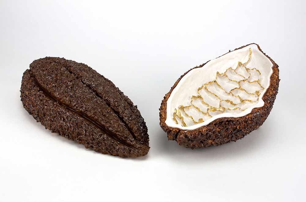 Daniela Maria Ferreira Cabeza-Vanegas, “Cacao: Wanting”, porcelain, glaze and gold leaf, 2021. 
