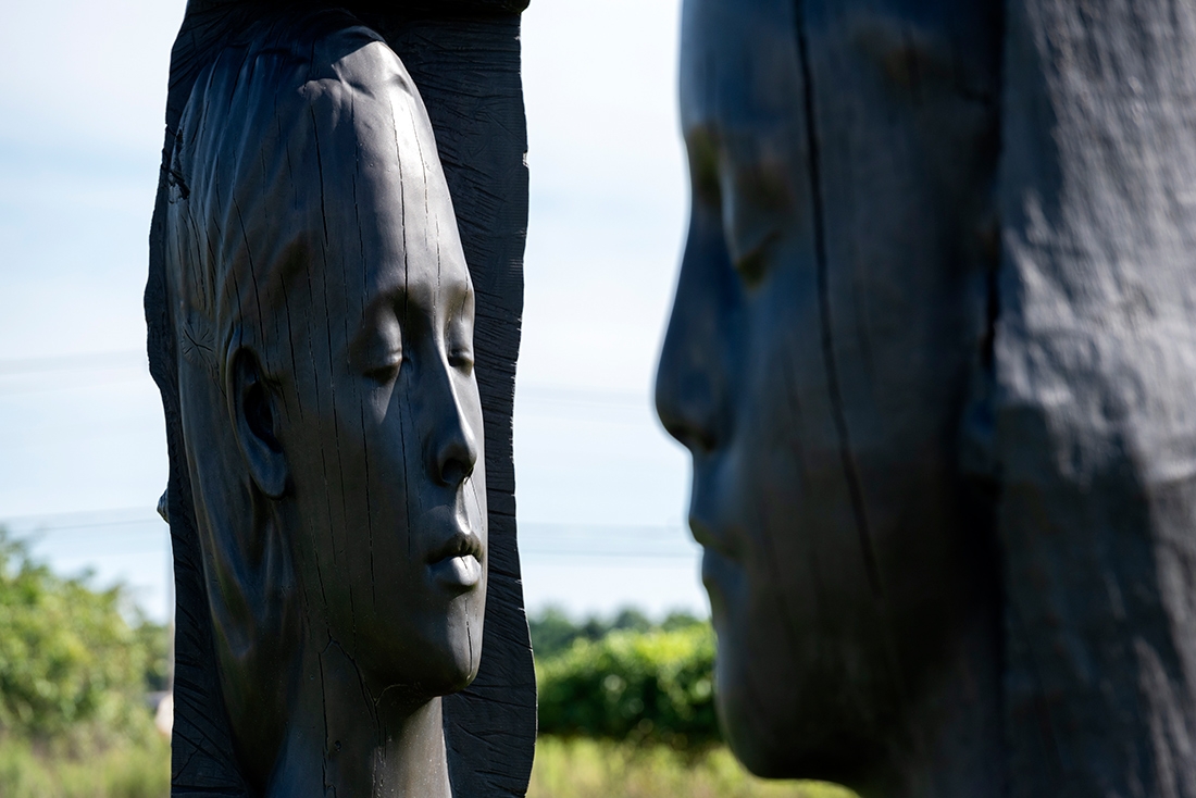 Jaume Plensa, "Julia (Oak)," (detail), bronze, 2019. Installation view, Parrish Art Museum, Water Mill, New York, "Field of Dreams," 2020. Artwork © Jaume Plensa. Photo by Timothy Schenck, courtesy of GRAY Chicago/New York. 