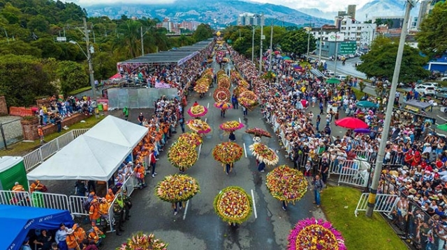 Feria de Flores parade 